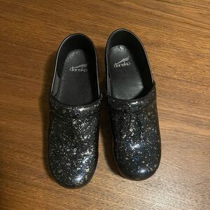 Dansko Slip on  Clogs Women’s Black, Paint Splatter, Iridescent Polka Size 38